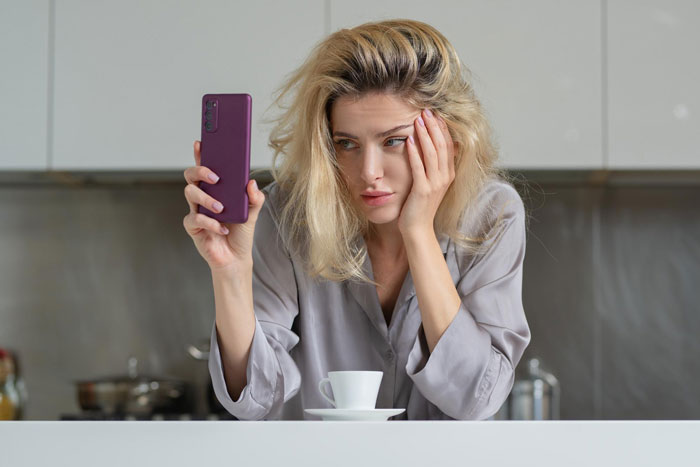 Woman Loses Best Friends After Bachelorette Date Dispute, Friendship Ends With Hurtful Messages Woman Loses Best Friends After Bachelorette Date Dispute, Friendship Ends With Hurtful Messages