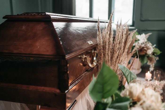 &ldquo;Claw Marks All Over The Inside&rdquo;: 47 Strange Experiences That Still Make People Shiver At The Memory