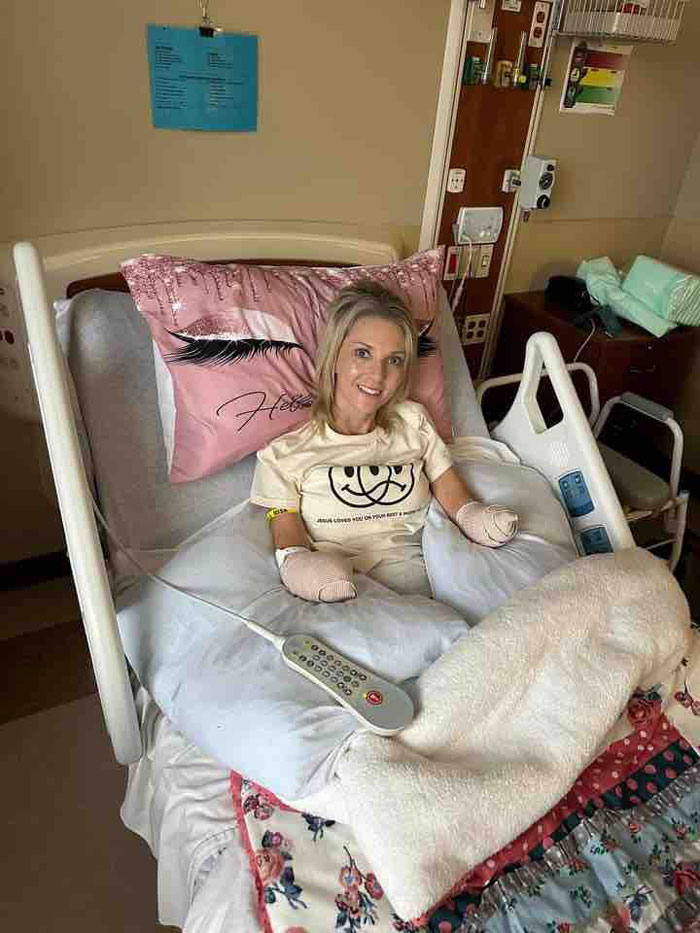 Woman Had Both Legs And Hands Amputated After Routine Surgery, And Her Reaction Moves People Woman Had Both Legs And Hands Amputated After Routine Surgery, And Her Reaction Moves People