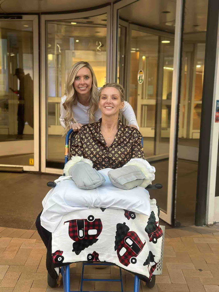 Woman Had Both Legs And Hands Amputated After Routine Surgery, And Her Reaction Moves People Woman Had Both Legs And Hands Amputated After Routine Surgery, And Her Reaction Moves People