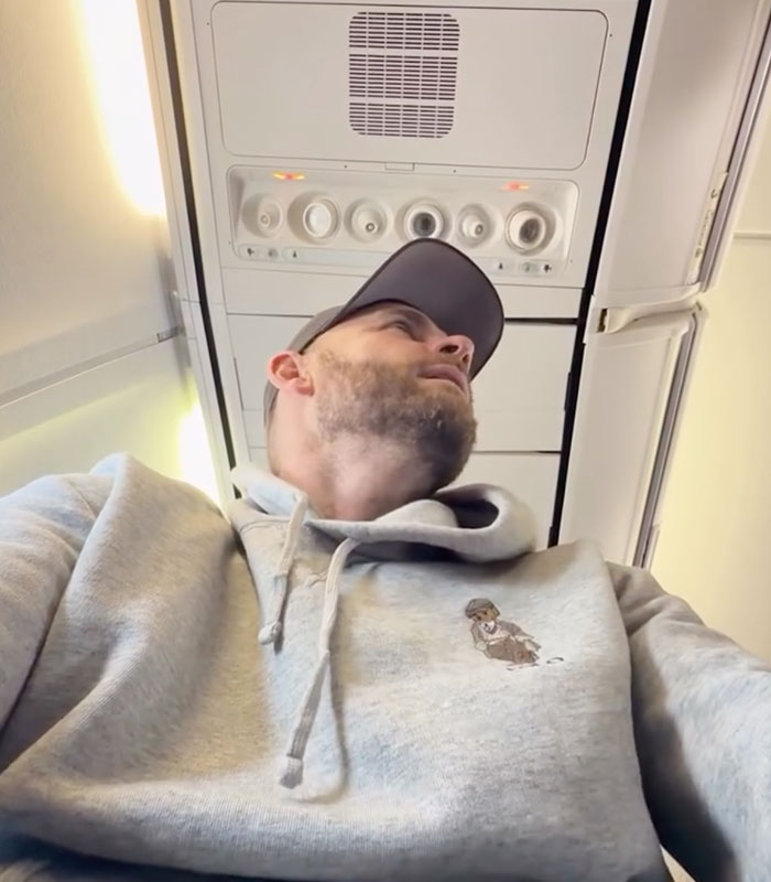 Wheelchair Advocate Slams Airline After Missing Flight But Netizens Claim It Was Justified Wheelchair Advocate Slams Airline After Missing Flight But Netizens Claim It Was Justified