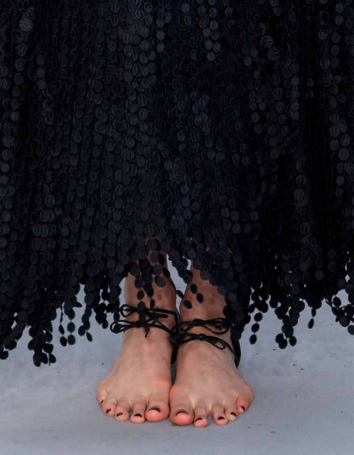 “A Quarter Of The Shoe”: Margaret Qualley Hit With Fashion Scrutiny Over $3K &lsquo;Barefoot&rsquo; Sandals