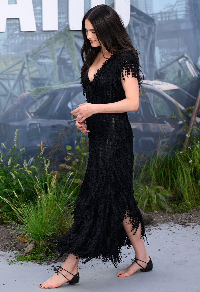 “A Quarter Of The Shoe”: Margaret Qualley Hit With Fashion Scrutiny Over $3K &lsquo;Barefoot&rsquo; Sandals