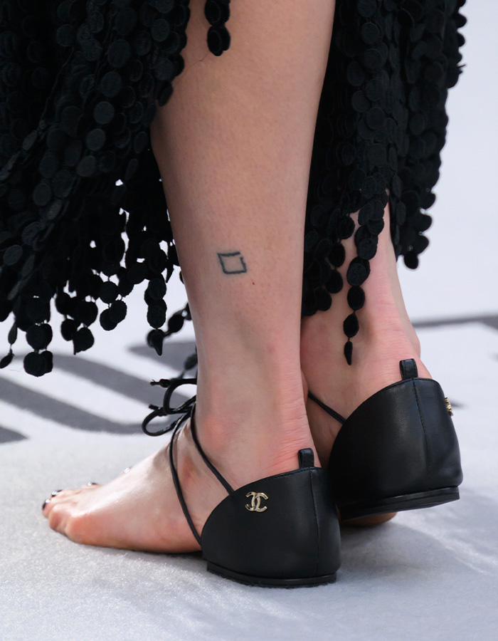 “A Quarter Of The Shoe”: Margaret Qualley Hit With Fashion Scrutiny Over $3K &lsquo;Barefoot&rsquo; Sandals