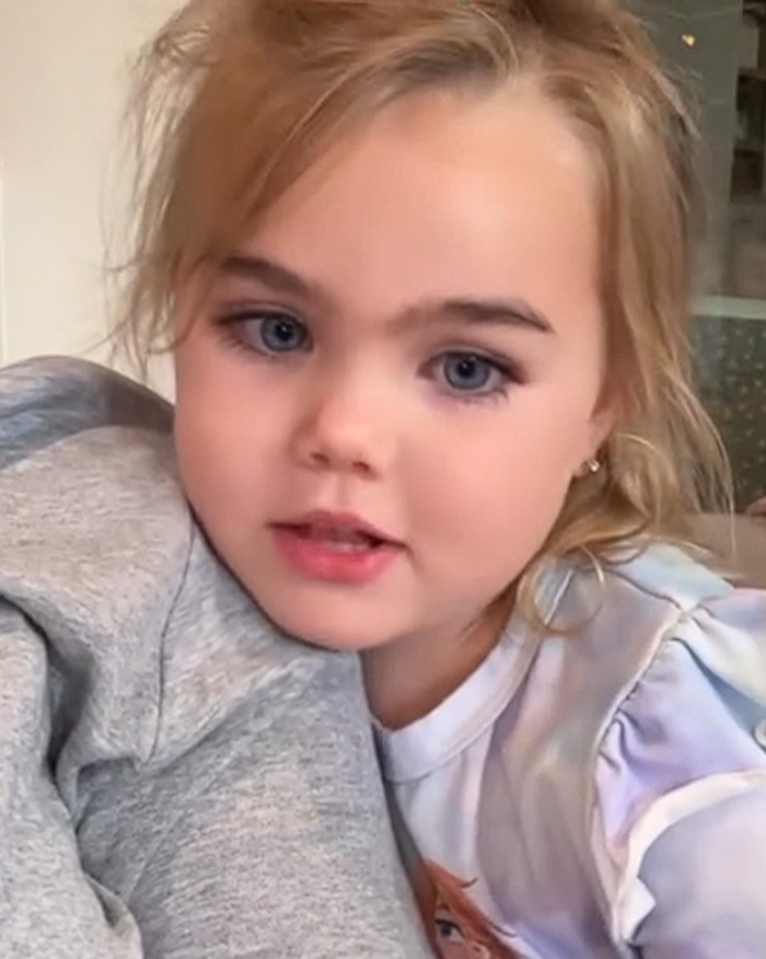 Woman Flooded With Messages Urging Her To Seek Help After Noticing Unique Detail Of Daughter’s Appearance Woman Flooded With Messages Urging Her To Seek Help After Noticing Unique Detail Of Daughter’s Appearance
