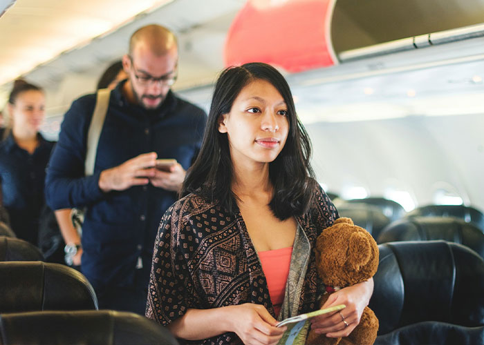 Woman Finds Mom Sitting In Her Plane Seat, Changes Her Mind About Switching After Being Ignored Woman Finds Mom Sitting In Her Plane Seat, Changes Her Mind About Switching After Being Ignored