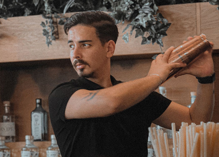&ldquo;I Don’t Know If She Can Swim, But She Bought Sandals In The &lsquo;90s&rdquo;: 31 Strange Things Bartenders Overheard