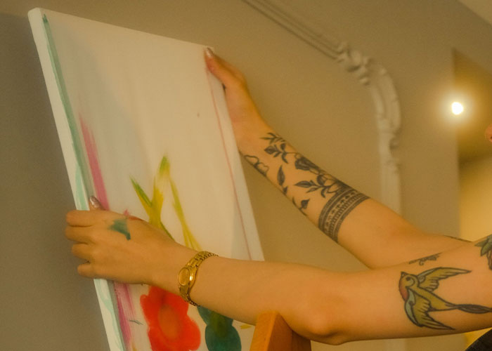 Artist Goes On A Hunt Of Their Own Painting After Shop Owner “Sells” It For A Fraction Of Its Real Price Artist Goes On A Hunt Of Their Own Painting After Shop Owner “Sells” It For A Fraction Of Its Real Price