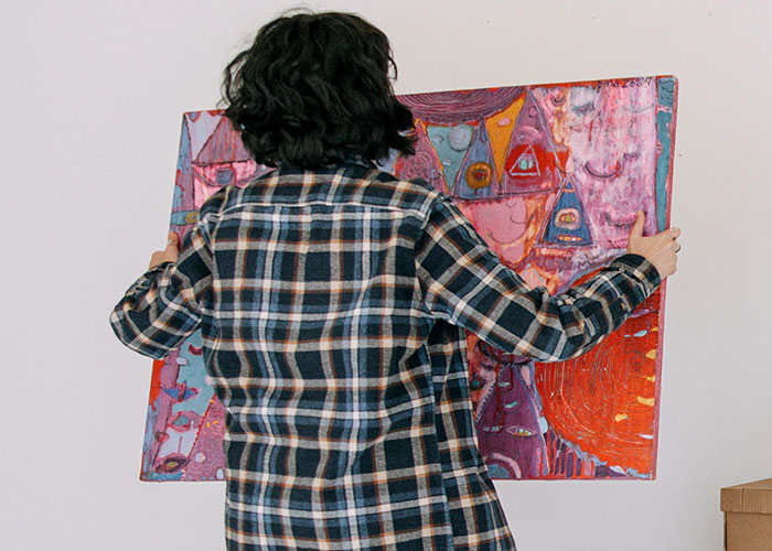 Artist Goes On A Hunt Of Their Own Painting After Shop Owner “Sells” It For A Fraction Of Its Real Price Artist Goes On A Hunt Of Their Own Painting After Shop Owner “Sells” It For A Fraction Of Its Real Price