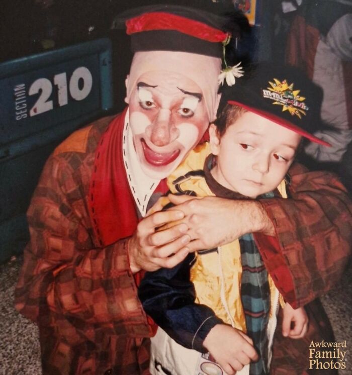 &ldquo;Awkward Family Photos&rdquo; Shared 30 Unforgettable Shots Of Kids Meeting Some Truly Terrifying Character Mascots