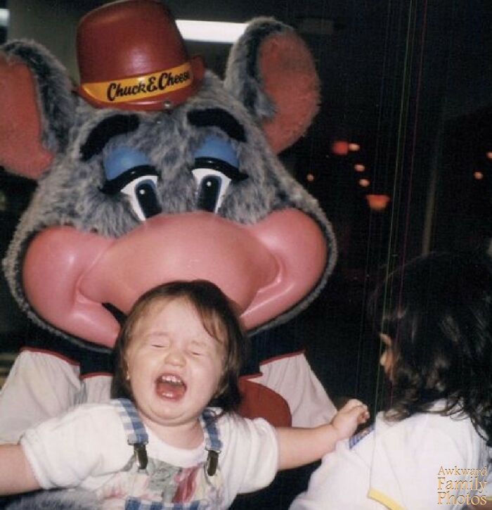 &ldquo;Awkward Family Photos&rdquo; Shared 30 Unforgettable Shots Of Kids Meeting Some Truly Terrifying Character Mascots