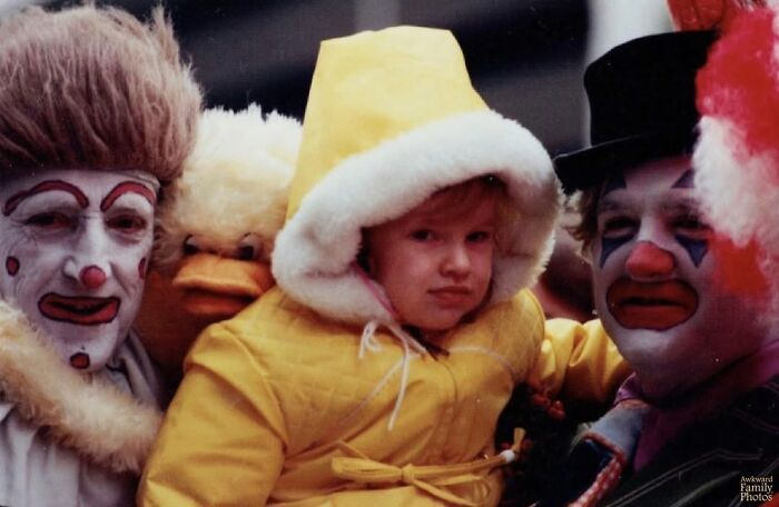 &ldquo;Awkward Family Photos&rdquo; Shared 30 Unforgettable Shots Of Kids Meeting Some Truly Terrifying Character Mascots