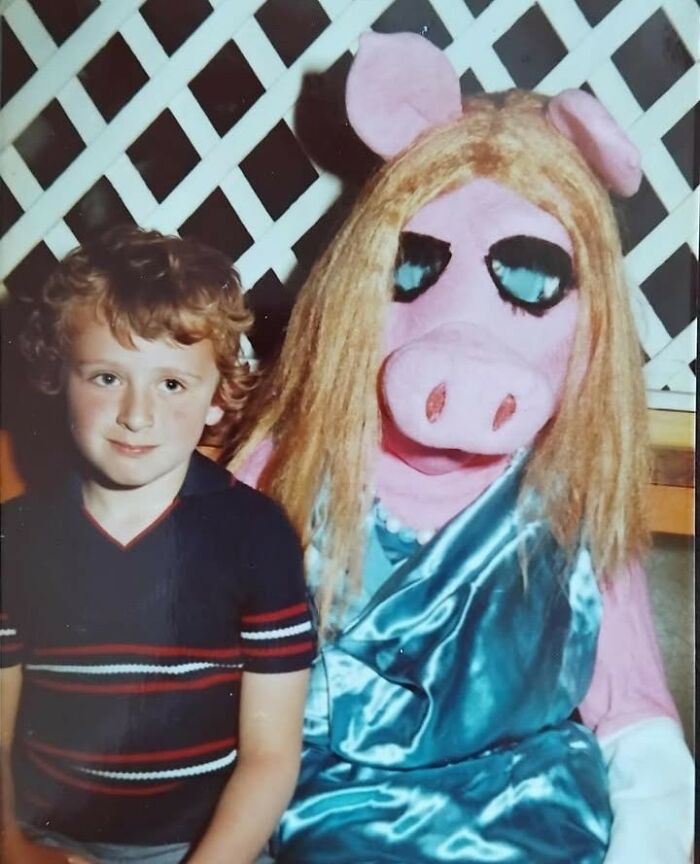 &ldquo;Awkward Family Photos&rdquo; Shared 30 Unforgettable Shots Of Kids Meeting Some Truly Terrifying Character Mascots