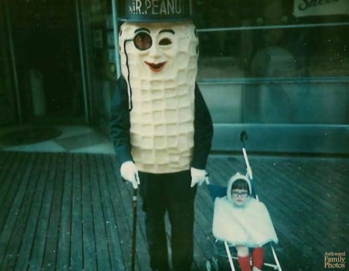 &ldquo;Awkward Family Photos&rdquo; Shared 30 Unforgettable Shots Of Kids Meeting Some Truly Terrifying Character Mascots