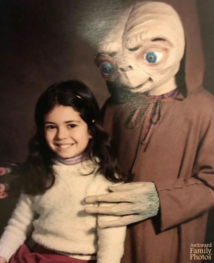 &ldquo;Awkward Family Photos&rdquo; Shared 30 Unforgettable Shots Of Kids Meeting Some Truly Terrifying Character Mascots