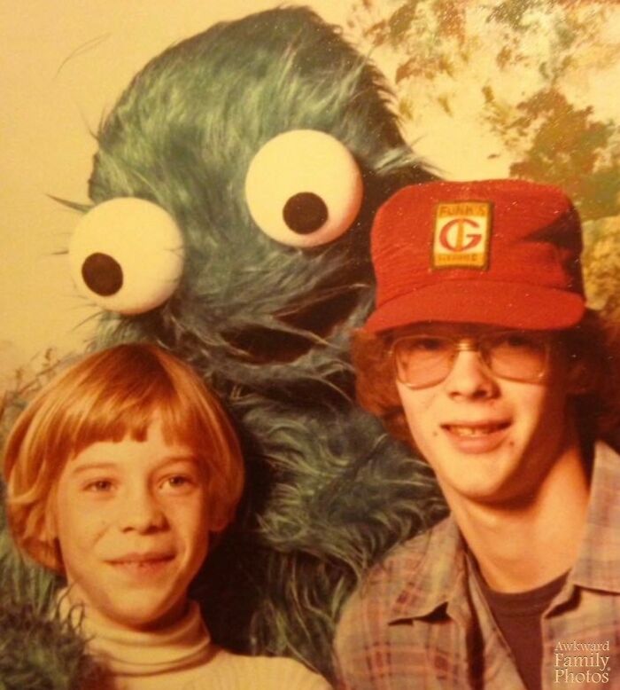 &ldquo;Awkward Family Photos&rdquo; Shared 30 Unforgettable Shots Of Kids Meeting Some Truly Terrifying Character Mascots