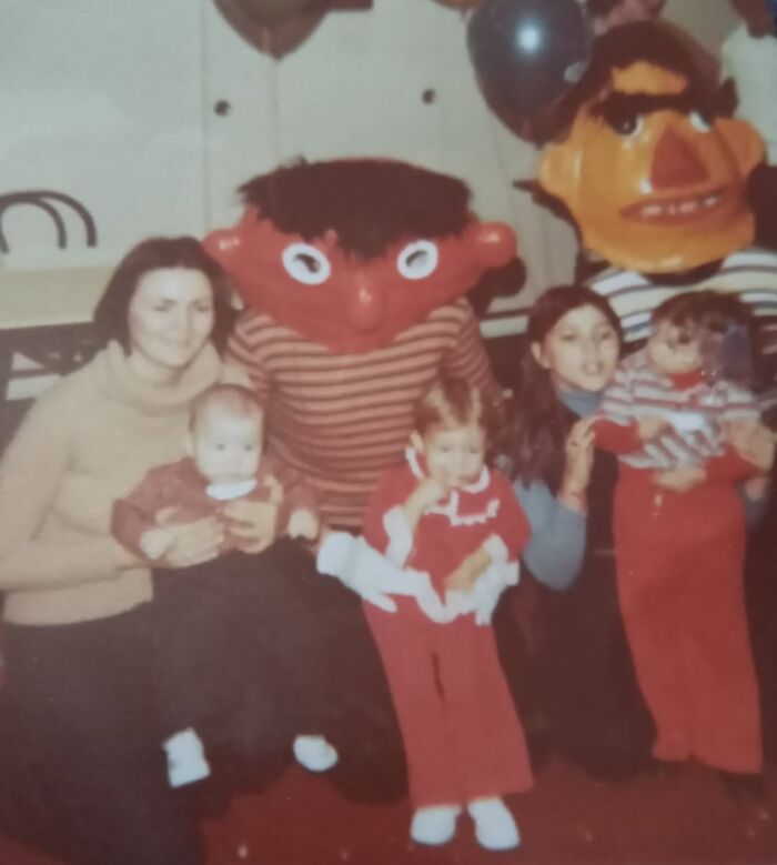 &ldquo;Awkward Family Photos&rdquo; Shared 30 Unforgettable Shots Of Kids Meeting Some Truly Terrifying Character Mascots