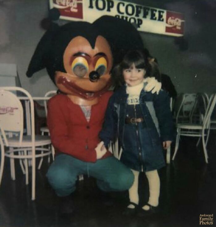 &ldquo;Awkward Family Photos&rdquo; Shared 30 Unforgettable Shots Of Kids Meeting Some Truly Terrifying Character Mascots