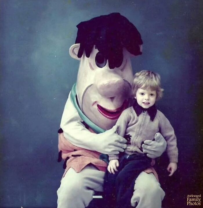 &ldquo;Awkward Family Photos&rdquo; Shared 30 Unforgettable Shots Of Kids Meeting Some Truly Terrifying Character Mascots