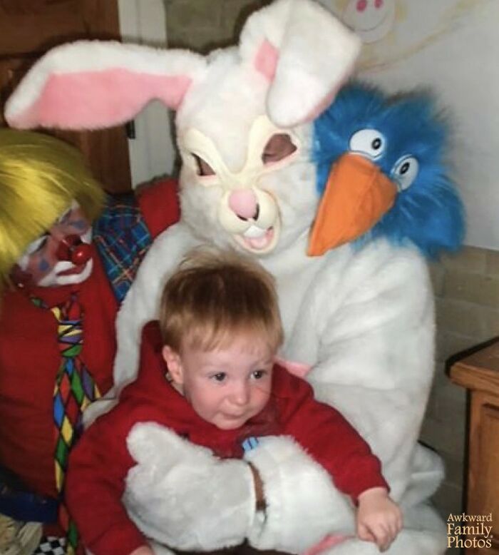 &ldquo;Awkward Family Photos&rdquo; Shared 30 Unforgettable Shots Of Kids Meeting Some Truly Terrifying Character Mascots