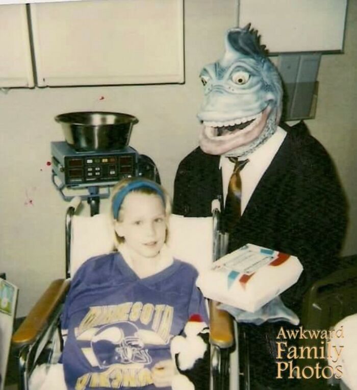 &ldquo;Awkward Family Photos&rdquo; Shared 30 Unforgettable Shots Of Kids Meeting Some Truly Terrifying Character Mascots