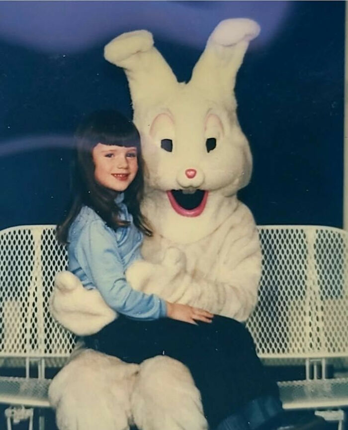 &ldquo;Awkward Family Photos&rdquo; Shared 30 Unforgettable Shots Of Kids Meeting Some Truly Terrifying Character Mascots