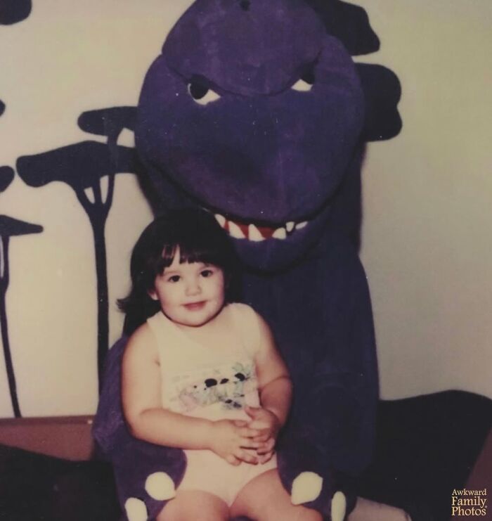 &ldquo;Awkward Family Photos&rdquo; Shared 30 Unforgettable Shots Of Kids Meeting Some Truly Terrifying Character Mascots