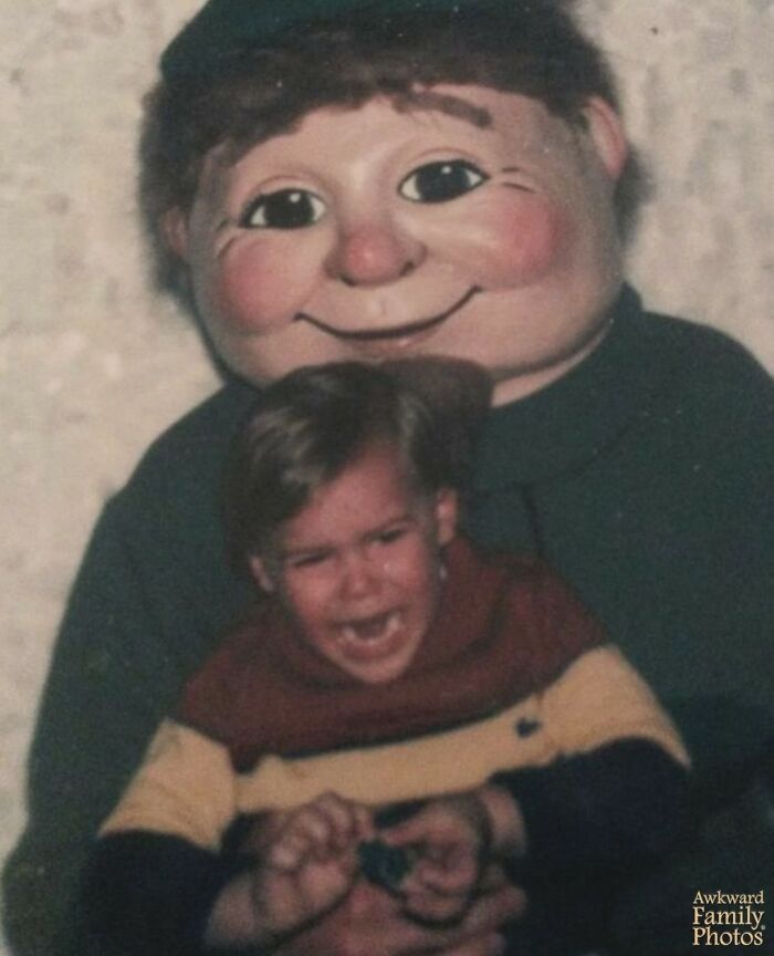 &ldquo;Awkward Family Photos&rdquo; Shared 30 Unforgettable Shots Of Kids Meeting Some Truly Terrifying Character Mascots