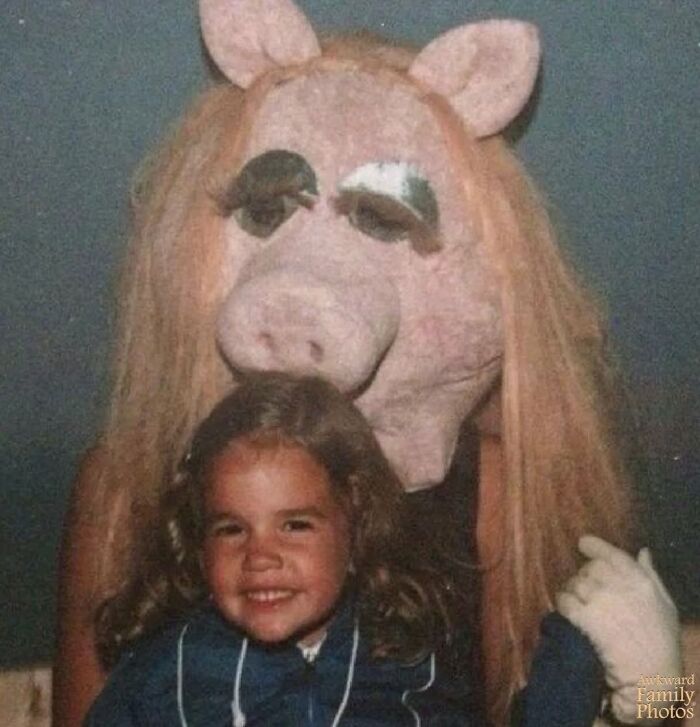 &ldquo;Awkward Family Photos&rdquo; Shared 30 Unforgettable Shots Of Kids Meeting Some Truly Terrifying Character Mascots