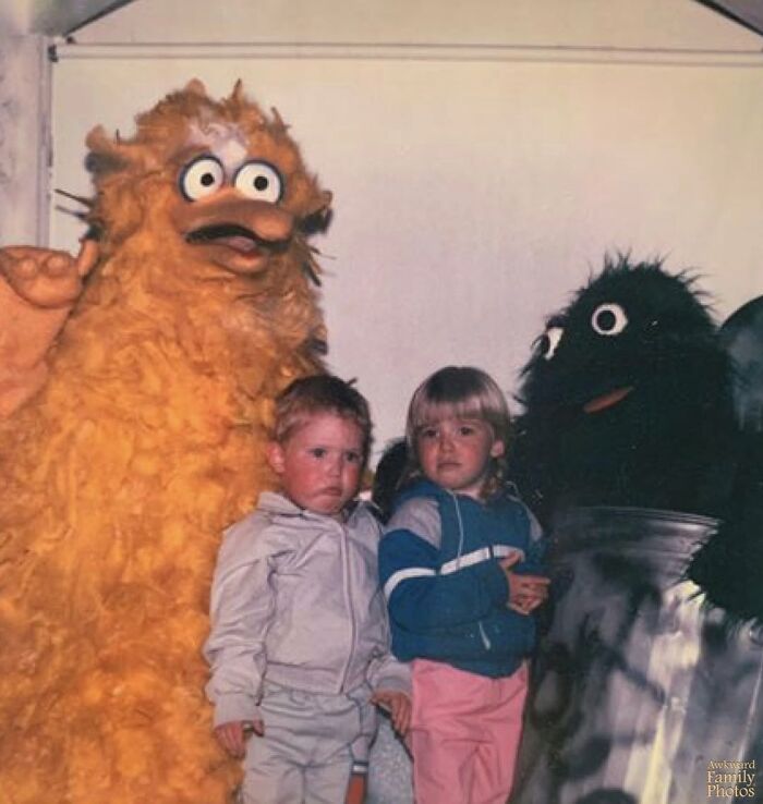&ldquo;Awkward Family Photos&rdquo; Shared 30 Unforgettable Shots Of Kids Meeting Some Truly Terrifying Character Mascots