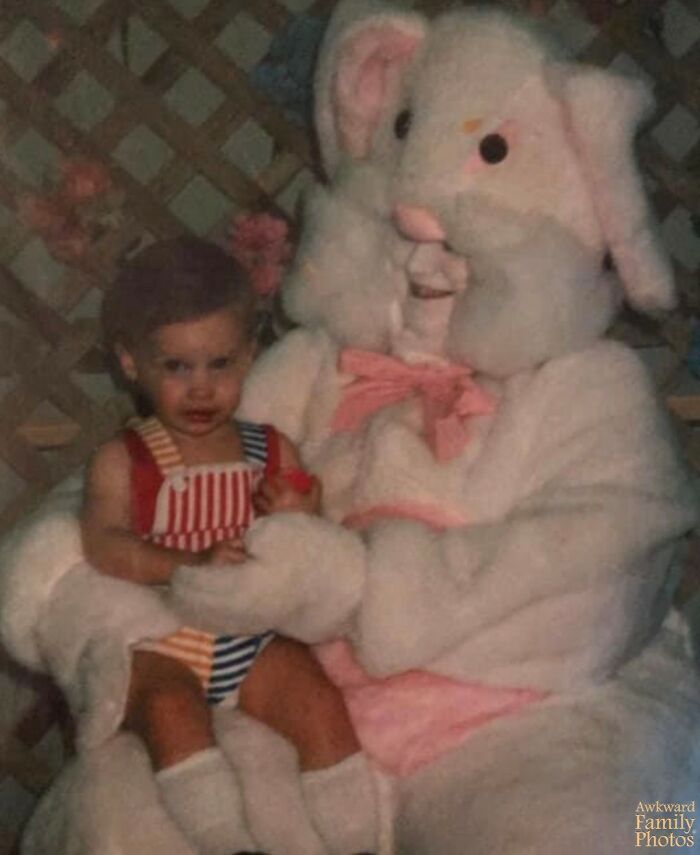 &ldquo;Awkward Family Photos&rdquo; Shared 30 Unforgettable Shots Of Kids Meeting Some Truly Terrifying Character Mascots