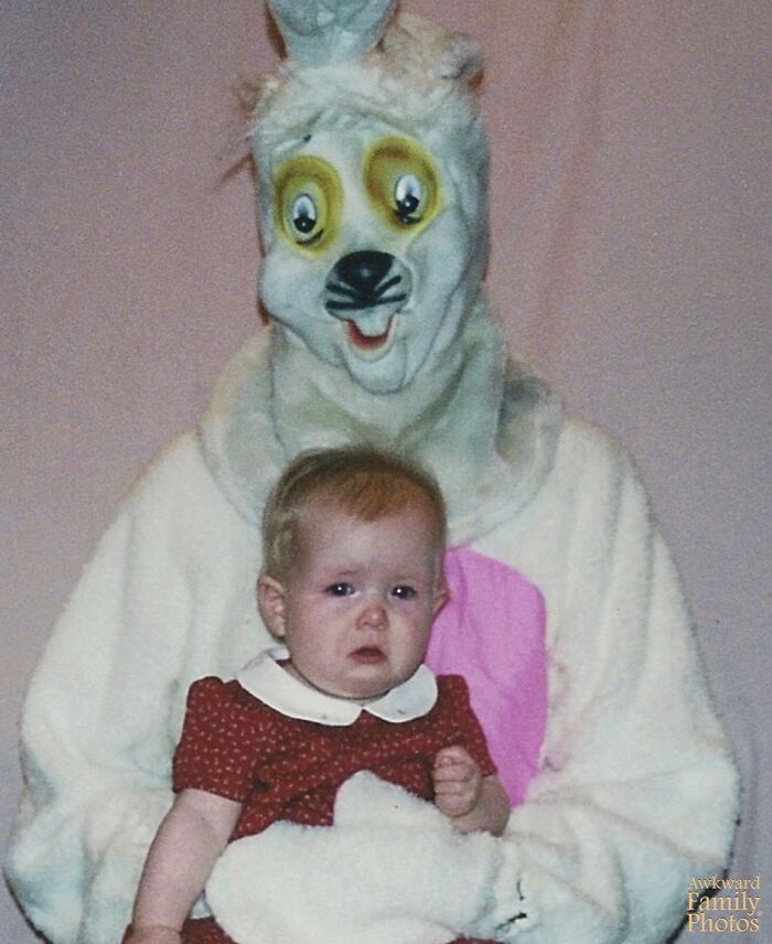 &ldquo;Awkward Family Photos&rdquo; Shared 30 Unforgettable Shots Of Kids Meeting Some Truly Terrifying Character Mascots