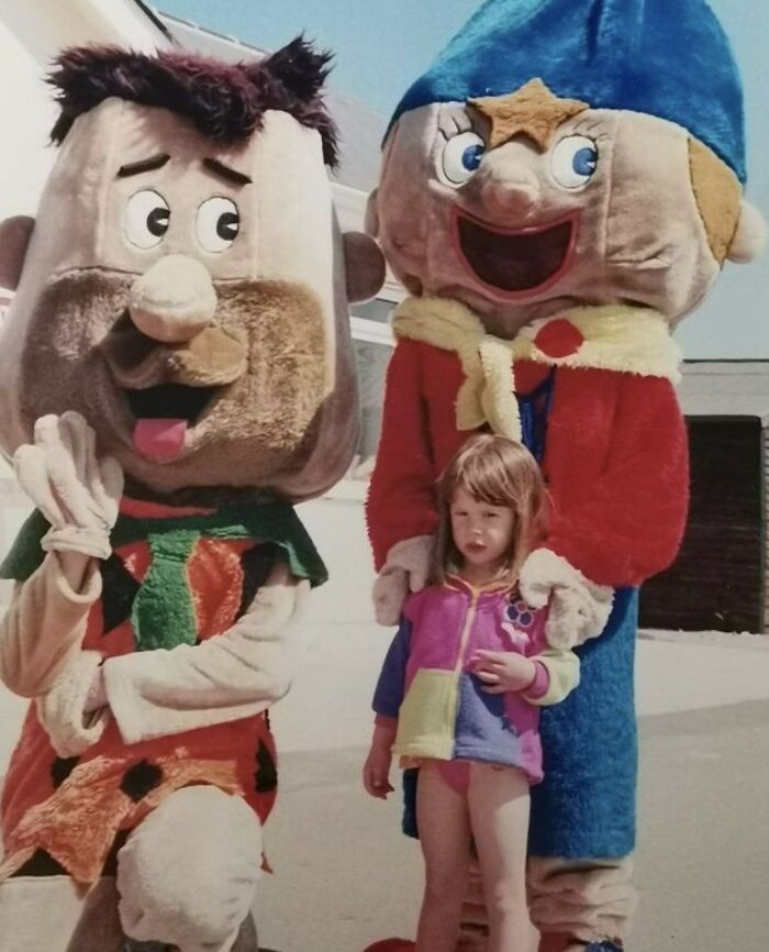 &ldquo;Awkward Family Photos&rdquo; Shared 30 Unforgettable Shots Of Kids Meeting Some Truly Terrifying Character Mascots