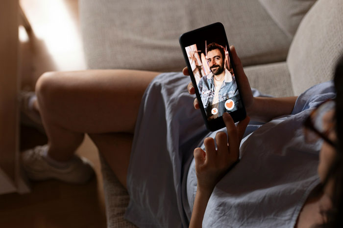 Guy Ditches GF When She&rsquo;s Broke, Spots Her Glow-Up On Tinder Years Later And Comes Crawling Back