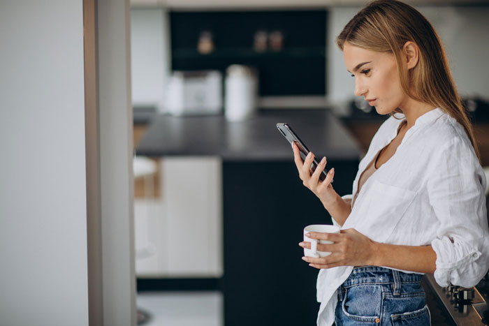 Guy Ditches GF When She&rsquo;s Broke, Spots Her Glow-Up On Tinder Years Later And Comes Crawling Back