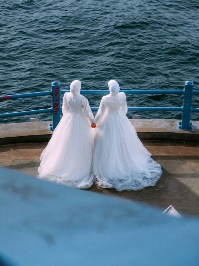 This Photographer Captured 58 Street Moments So Perfectly Timed They Look Almost Staged