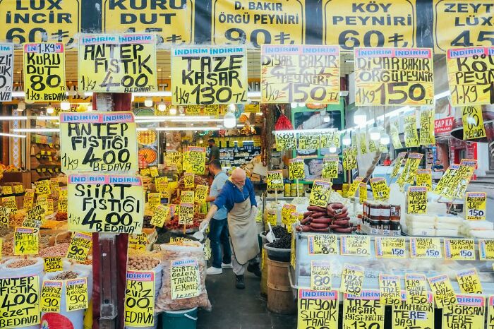 This Photographer Captured 58 Street Moments So Perfectly Timed They Look Almost Staged