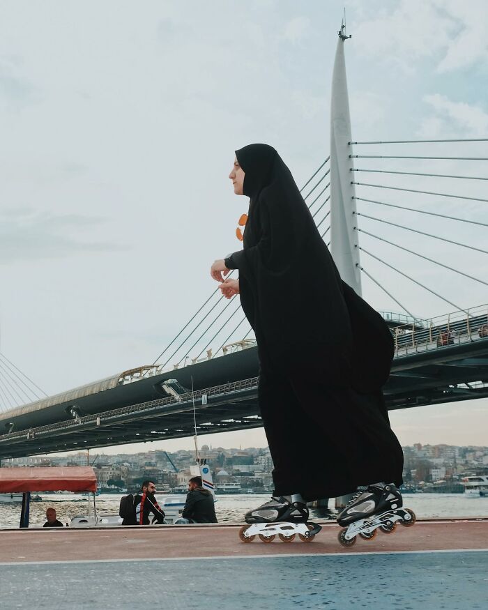 This Photographer Captured 58 Street Moments So Perfectly Timed They Look Almost Staged