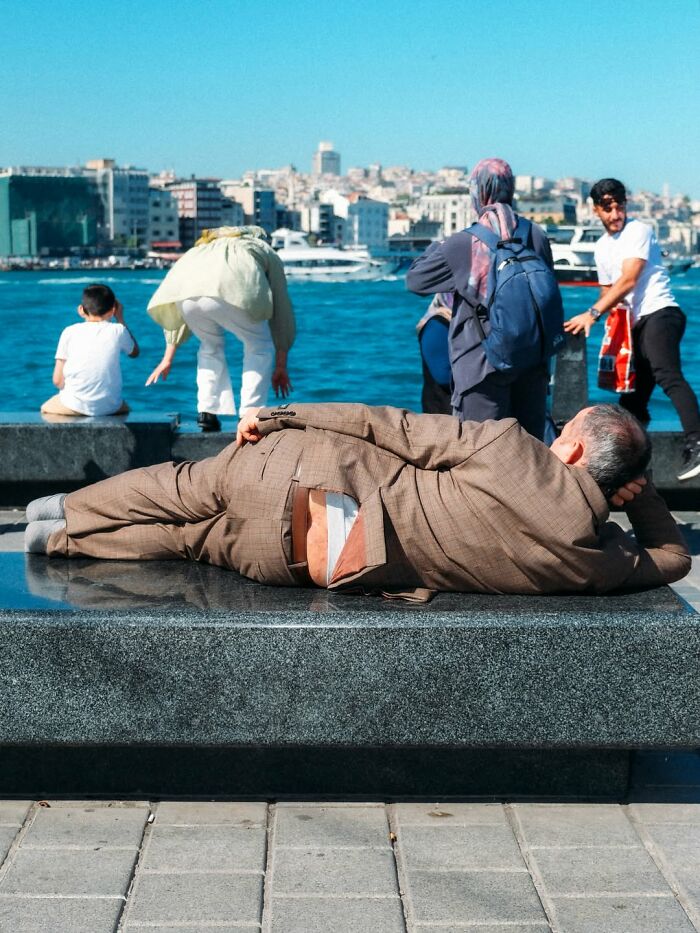 This Photographer Captured 58 Street Moments So Perfectly Timed They Look Almost Staged