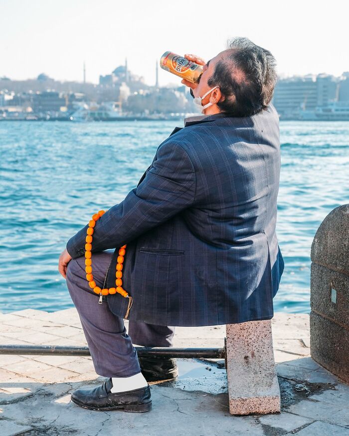 This Photographer Captured 58 Street Moments So Perfectly Timed They Look Almost Staged