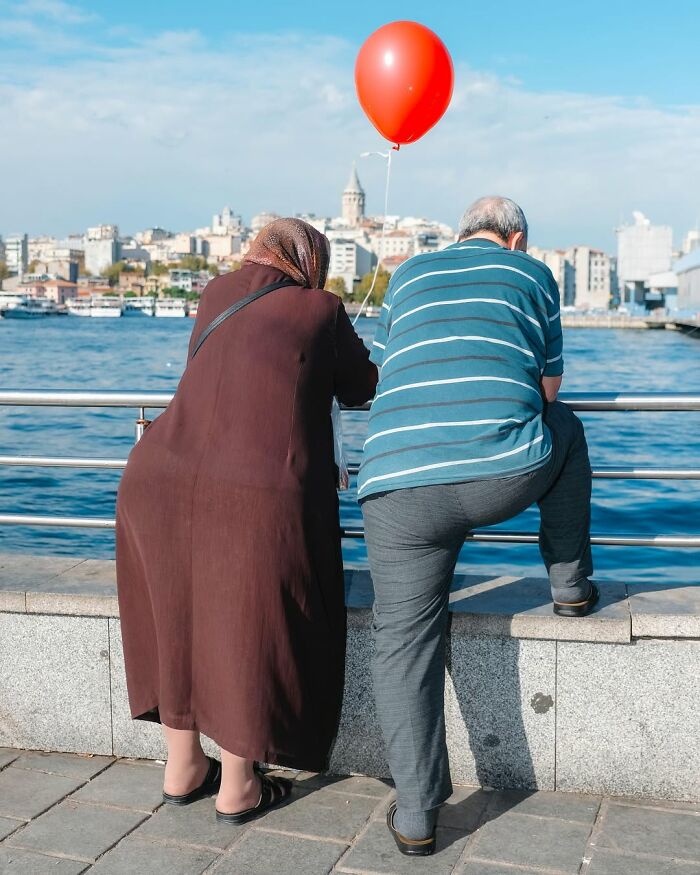 This Photographer Captured 58 Street Moments So Perfectly Timed They Look Almost Staged