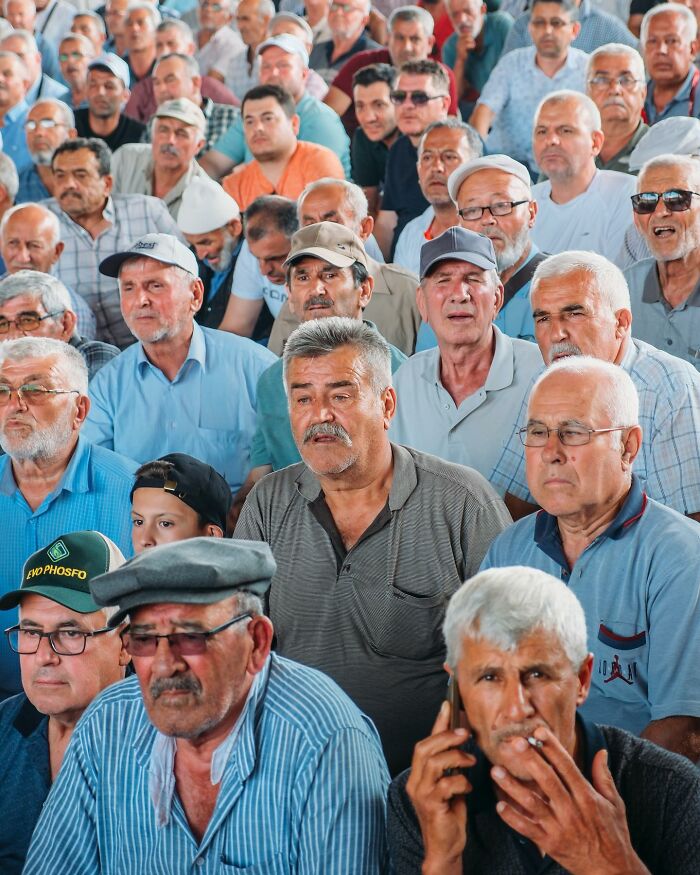This Photographer Captured 58 Street Moments So Perfectly Timed They Look Almost Staged