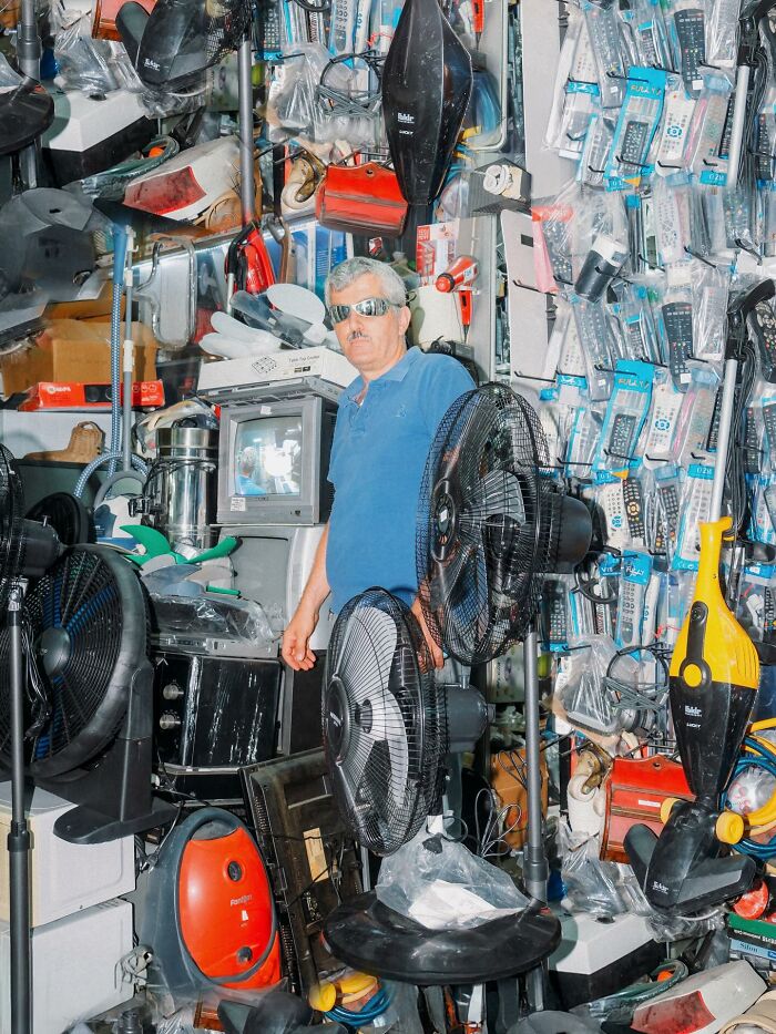 This Photographer Captured 58 Street Moments So Perfectly Timed They Look Almost Staged