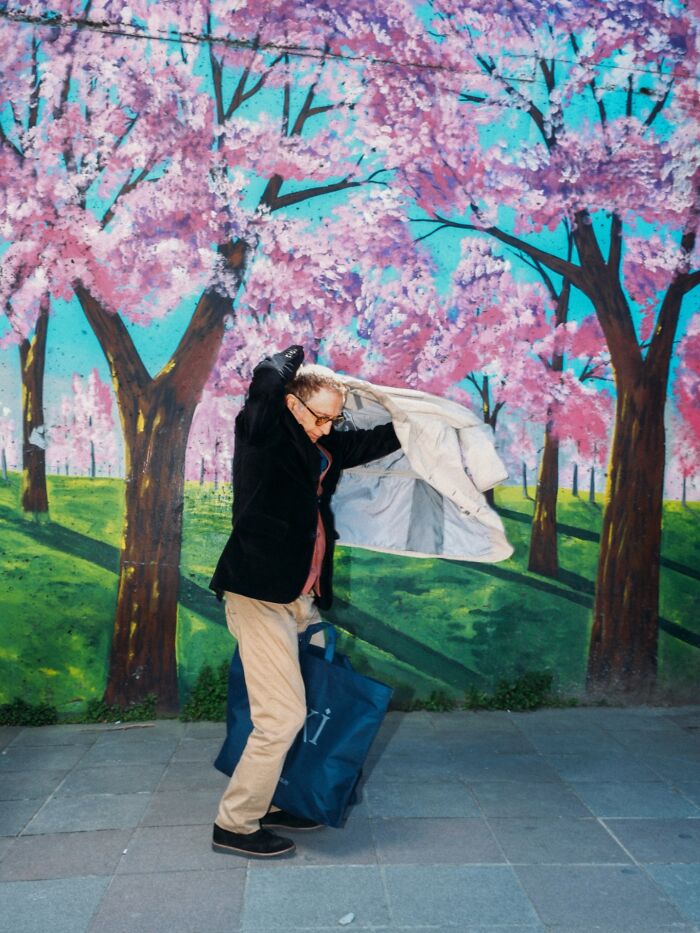 This Photographer Captured 58 Street Moments So Perfectly Timed They Look Almost Staged