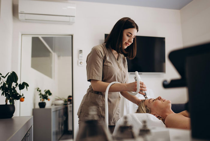 Rude Woman Enters Guy’s House Thinking It’s A Beauty Parlor, Calls Police When He Kicks Her Out Rude Woman Enters Guy’s House Thinking It’s A Beauty Parlor, Calls Police When He Kicks Her Out