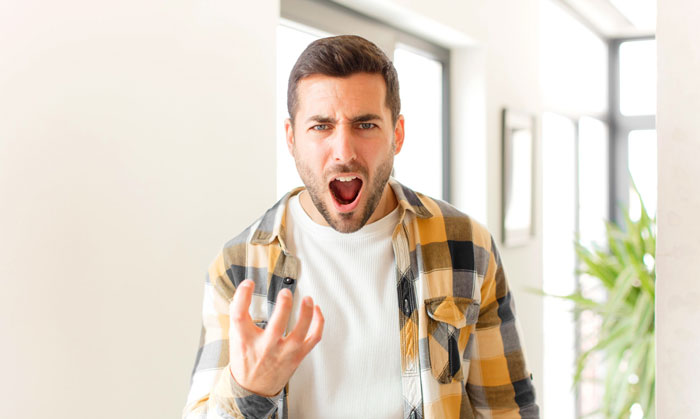 Rude Woman Enters Guy’s House Thinking It’s A Beauty Parlor, Calls Police When He Kicks Her Out Rude Woman Enters Guy’s House Thinking It’s A Beauty Parlor, Calls Police When He Kicks Her Out