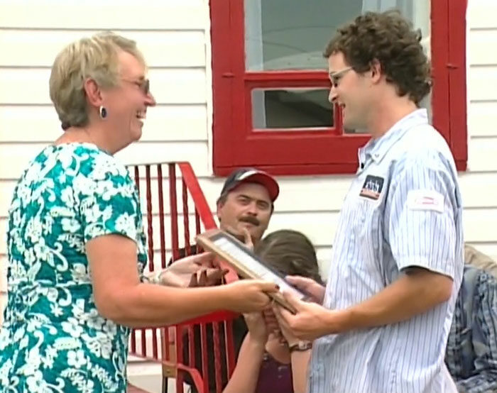 Man Trades A Red Paperclip For Something Better 14 Times, Eventually Lands A Two-Story House Man Trades A Red Paperclip For Something Better 14 Times, Eventually Lands A Two-Story House