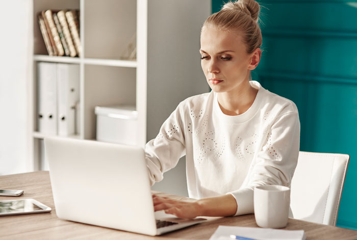 Laptop Gets Hidden Out Of Spite, Woman Sees This Is Just Red Flag Nr.1 After A 7-Year Relationship Laptop Gets Hidden Out Of Spite, Woman Sees This Is Just Red Flag Nr.1 After A 7-Year Relationship