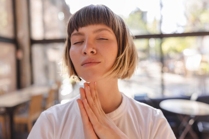 68 People Reveal Bizarre Body Tricks That Sound Fake Until They Actually Try Them For Themselves