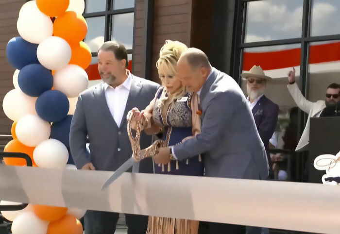 Dolly Parton’s Last Public Appearance Sparks Hilarious “Conspiracy Theory” As Fans Praise Her Humor In Final Days Dolly Parton’s Last Public Appearance Sparks Hilarious “Conspiracy Theory” As Fans Praise Her Humor In Final Days